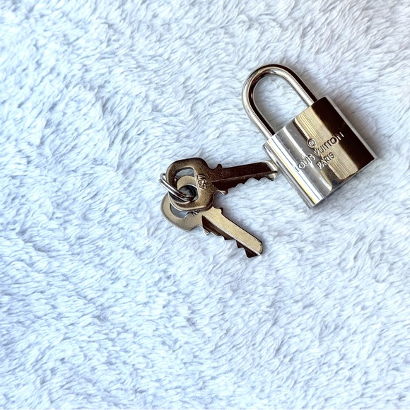 Silver Toned AUTHENTIC Louis Vuitton Padlock and Matching Key Set - Picture 6 of 8